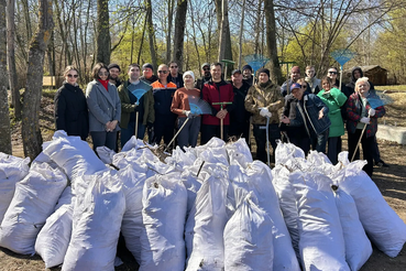Парковая зона «Романовка» стала чище благодаря трудовому десанту